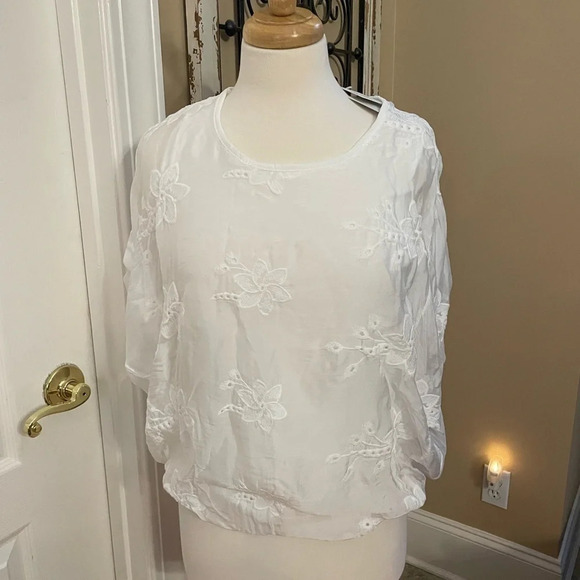 TENDENZE Tops - NWT TENDENZE silk white embroidered blouse Size S